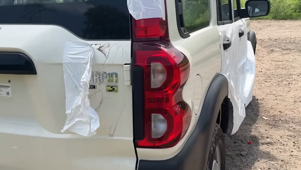 ஸ்கார்பியோ கிளாசிக் காரின் அடிநிலை வேரியண்ட் இப்படிதான் இருக்கும்! ஆடம்பரமே இல்ல, இருந்தாலும் அமர்க்களமா இருக்கு!