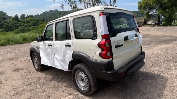 ஸ்கார்பியோ கிளாசிக் காரின் அடிநிலை வேரியண்ட் இப்படிதான் இருக்கும்! ஆடம்பரமே இல்ல, இருந்தாலும் அமர்க்களமா இருக்கு!