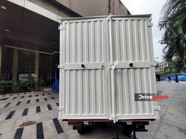 டெலிவரி துறைக்கான மஹிந்திராவின் பிரத்யேக எலெக்ட்ரிக் 3-வீலர்... இவ்ளோ கம்மியான விலைக்கா இத விக்க போறாங்க!