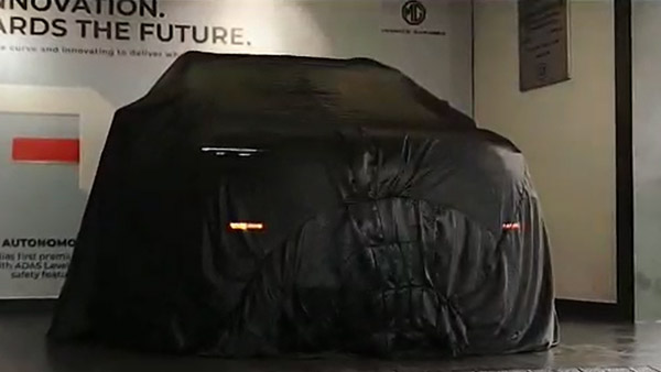 ரொம்ப சிம்பிளா இருக்காங்களே... மிகவும் சாதாரணமான காரை வாங்கிய பிரபல நடிகரின் அம்மா... ரேட் எவ்ளோனு தெரியுமா?