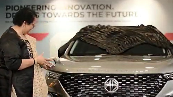 ரொம்ப சிம்பிளா இருக்காங்களே... மிகவும் சாதாரணமான காரை வாங்கிய பிரபல நடிகரின் அம்மா... ரேட் எவ்ளோனு தெரியுமா?