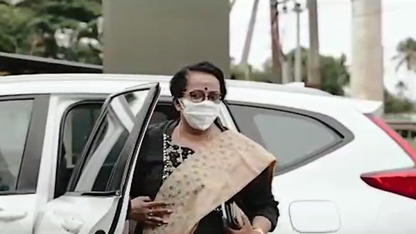 ரொம்ப சிம்பிளா இருக்காங்களே... மிகவும் சாதாரணமான காரை வாங்கிய பிரபல நடிகரின் அம்மா... ரேட் எவ்ளோனு தெரியுமா?