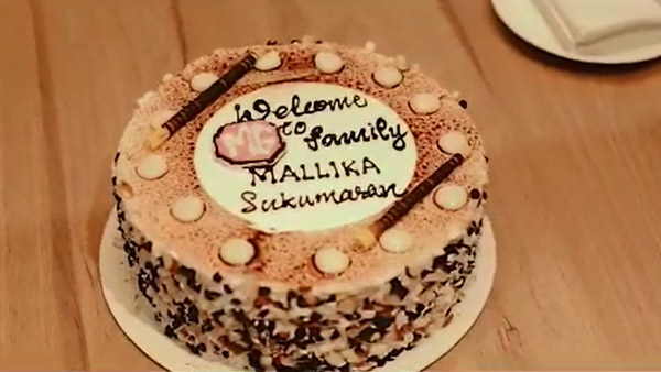 ரொம்ப சிம்பிளா இருக்காங்களே... மிகவும் சாதாரணமான காரை வாங்கிய பிரபல நடிகரின் அம்மா... ரேட் எவ்ளோனு தெரியுமா?