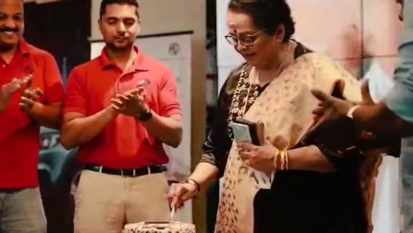 ரொம்ப சிம்பிளா இருக்காங்களே... மிகவும் சாதாரணமான காரை வாங்கிய பிரபல நடிகரின் அம்மா... ரேட் எவ்ளோனு தெரியுமா?