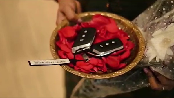 ரொம்ப சிம்பிளா இருக்காங்களே... மிகவும் சாதாரணமான காரை வாங்கிய பிரபல நடிகரின் அம்மா... ரேட் எவ்ளோனு தெரியுமா?