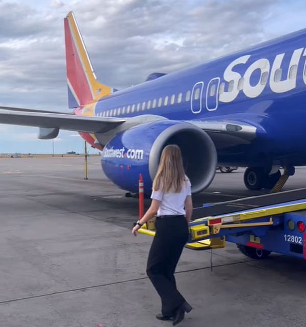 விமானிகளாக தாய்-மகள்... ஒன்றாக விமானத்தை இயக்கி சாதனை!! அமெரிக்காவில் நடந்த ருசிகர சம்பவம்!