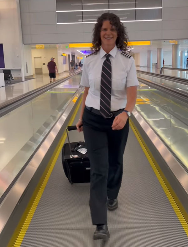 விமானிகளாக தாய்-மகள்... ஒன்றாக விமானத்தை இயக்கி சாதனை!! அமெரிக்காவில் நடந்த ருசிகர சம்பவம்!