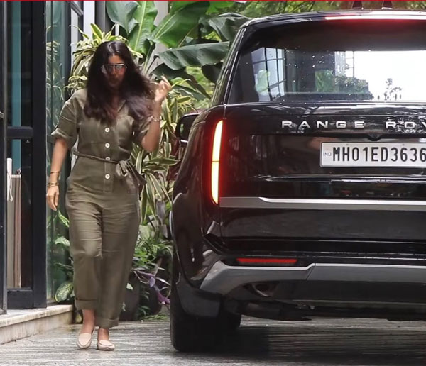 இவ்ளோ அதிக விலையுள்ள காரை நிம்ரத் வாங்கியிருக்காரா?.. யார் இந்த நிம்ரத்? அவர் வாங்கியிருக்கும் சொகுசு காரின் சிறப்புகள் என்ன?