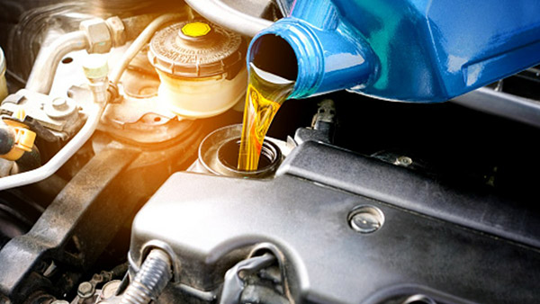 காரின் என்ஜின் ஆயிலை மாற்றுவதில் அலட்சியம் வேண்டாம்!! கார் வாரண்டி கூட கேன்சல் ஆக வாய்ப்பிருக்கு...!