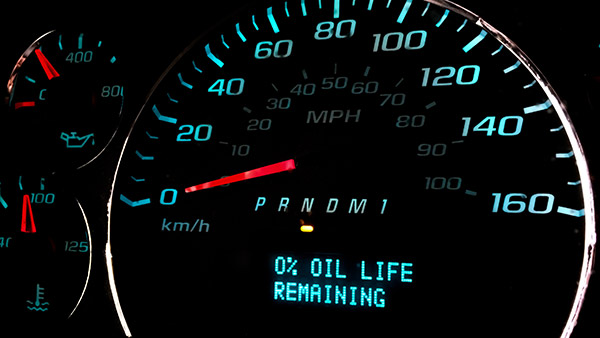 காரின் என்ஜின் ஆயிலை மாற்றுவதில் அலட்சியம் வேண்டாம்!! கார் வாரண்டி கூட கேன்சல் ஆக வாய்ப்பிருக்கு...!