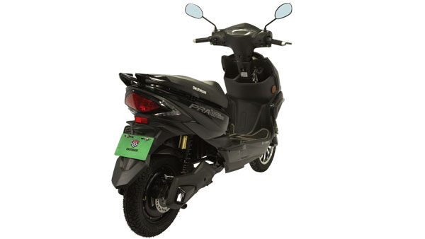 இ-ஸ்கூட்டர்கள் விற்பனையில் டிவிஎஸ், பஜாஜிற்கு தண்ணி காட்டும் ஒகினவா!! ஒரே மாதத்தில் 10,000 ஸ்கூட்டர்கள் சேல்ஸ்