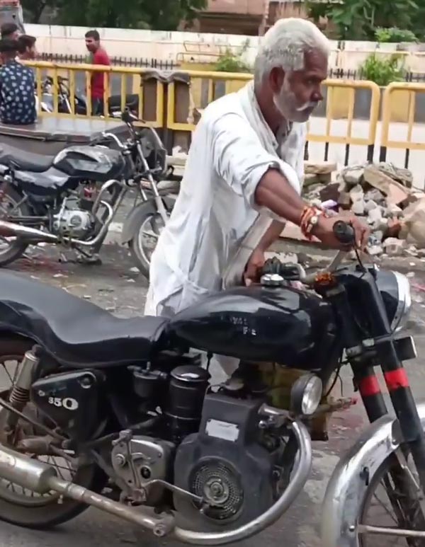 இந்த வயதில் இப்படியொரு திறமையா!! ரெண்டே மிதிதான்... டீசல் பைக்கை ஸ்டார்ட் செய்றது கஷ்டமாச்சே!