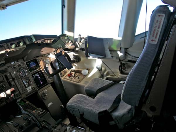 விமானியை விட, துணை விமானி வேலை ரொம்ப கஷ்டம் போலயே!! பணிப்பெண்களிடம் பேசுவதில் இருந்து எல்லாம் அவர்தான்...