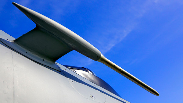 விமானத்திற்குக் கொம்பு மாதிரி இருக்கும் இந்த கருவி மட்டும் சரியா ஒர்க் பண்ணலேனா விஷயம் விபரீதம் ஆகிடும் . . . என்ன கருவி தெரியுமா ? 