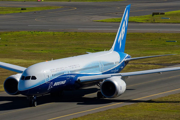 யம்மாடியோவ்... 19 மணிநேர விமான பயணமா!! உலகிலேயே நீண்ட தொலைவு இயங்கும் விமானம் இதுதான்! 