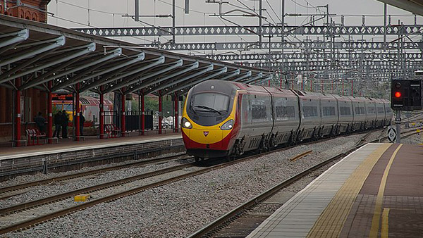 ரயில்வே ஸ்டேஷன் பிளாட்பாரத்தில் இருக்கும் மஞ்சள் கோட்டிற்கு என்ன அர்த்தம் தெரியுமா? 