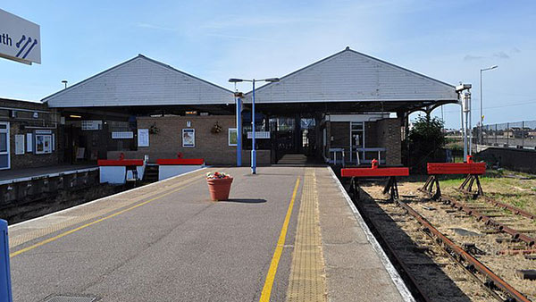 ரயில்வே ஸ்டேஷன் பிளாட்பாரத்தில் இருக்கும் மஞ்சள் கோட்டிற்கு என்ன அர்த்தம் தெரியுமா? 