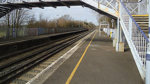 ரயில்வே ஸ்டேஷன் பிளாட்பாரத்தில் இருக்கும் மஞ்சள் கோட்டிற்கு என்ன அர்த்தம் தெரியுமா? 