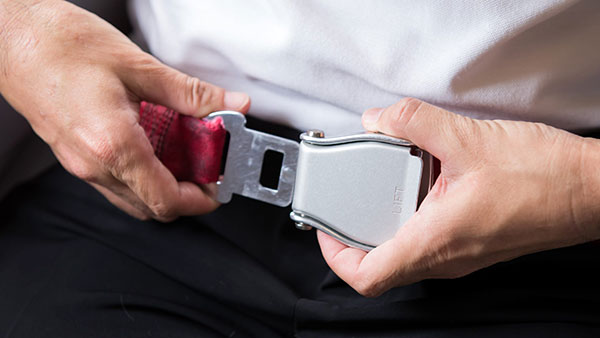 விமானங்களில் பயணி களை ஏன் சீட் பெல்ட் அணியச் சொல்லிக் கட்டாய ப்படுத்து கிறார்கள் . . .