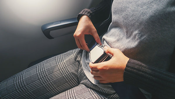 விமானங்களில் பயணி களை ஏன் சீட் பெல்ட் அணியச் சொல்லிக் கட்டாய ப்படுத்து கிறார்கள் . . .