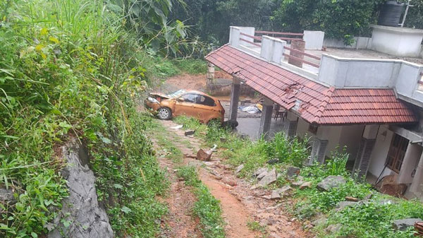 25 அடி ஆழம் பள்ளத்தில் விழுந்த கார்... தூசி தட்டிவிட்டு வெளியே வந்த குடும்பத்தினர்.. எந்த நிறுவனத்தின் தயாரிப்பு தெரியுமா?