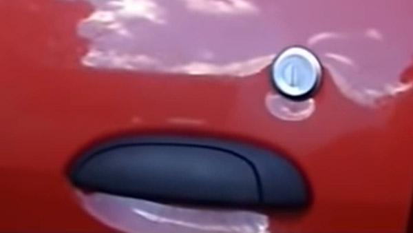 டென்னீஸ் பந்தை வைத்து காரை திறக்க முடியுமா ? டென்னீஸ் பந்தை வைத்து காரை திறக்க முடியுமா ?