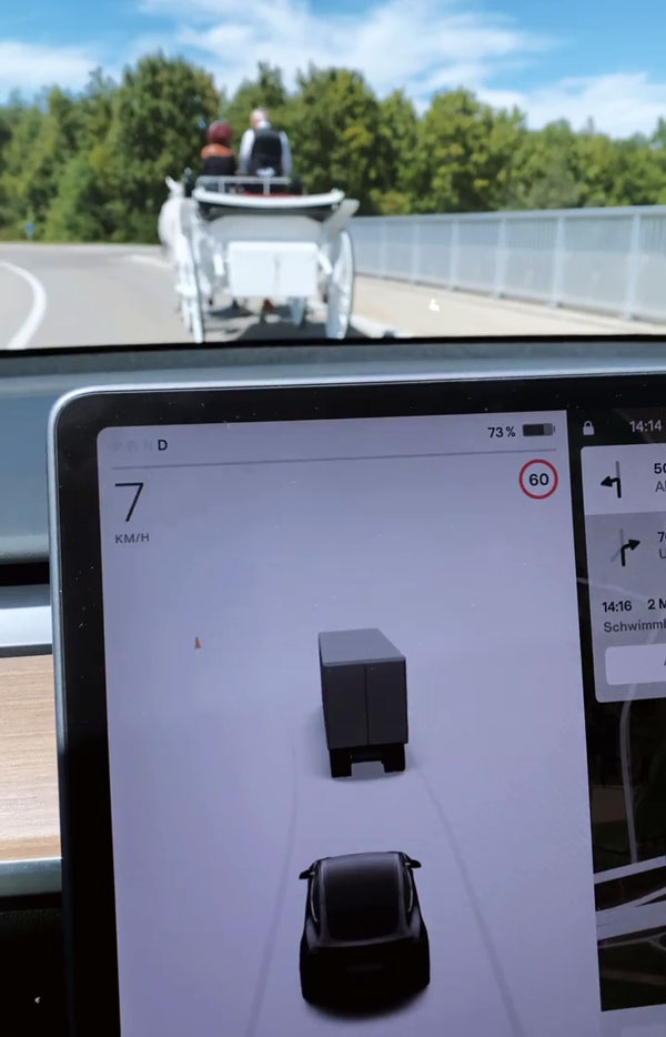 குதிரை வண்டியை பார்த்து குழம்பிய டெஸ்லாவின் ஆட்டோ பைல்ட் சிஸ்டம்!! அப்படி என்ன தான் ட்ரெயினிங் கொடுத்தாங்களோ! 