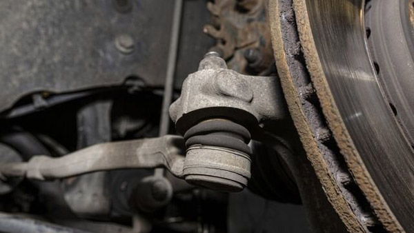 டர்ன் செய்யும்போது ஸ்டீயரிங்கில் இருந்து சத்தம் வருவதை ஈஸியா எடுத்துக்காதீங்க!! அதுக்கு இவ்ளோ காரணம் இருக்கு