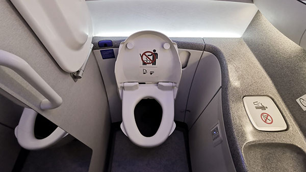 விமான டாய்லெட் உள்ள இவ்வளவு ரகசியங்கள் இருக்கிறதா ? ஆச்சரியமா இருக்குதே . . .