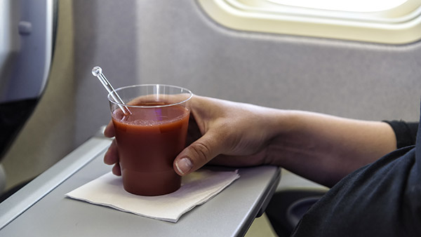 விமானத்தில் ஏறியதும் நிறைய பேர் தக்காளி ஜூஸ் குடிப்பாங்க! ஏன்? இதுக்கு பின்னால இவ்ளோ பெரிய விஷயம் மறஞ்சிருக்கா