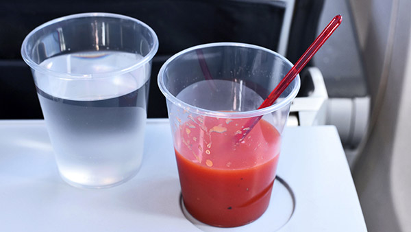 விமானத்தில் ஏறியதும் நிறைய பேர் தக்காளி ஜூஸ் குடிப்பாங்க! ஏன்? இதுக்கு பின்னால இவ்ளோ பெரிய விஷயம் மறஞ்சிருக்கா