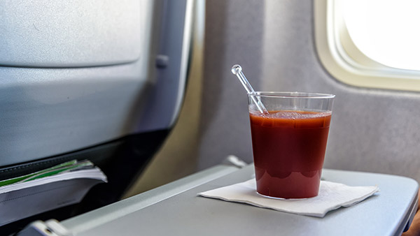 விமானத்தில் ஏறியதும் நிறைய பேர் தக்காளி ஜூஸ் குடிப்பாங்க! ஏன்? இதுக்கு பின்னால இவ்ளோ பெரிய விஷயம் மறஞ்சிருக்கா