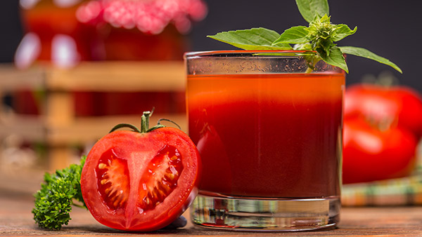 விமானத்தில் ஏறியதும் நிறைய பேர் தக்காளி ஜூஸ் குடிப்பாங்க! ஏன்? இதுக்கு பின்னால இவ்ளோ பெரிய விஷயம் மறஞ்சிருக்கா