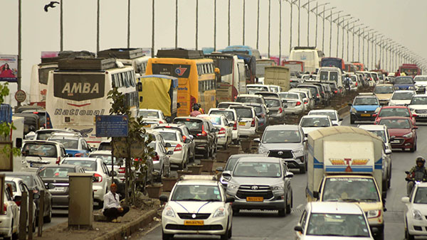 லிட்டர் ரூ120க்கு வித்தாலும் சரி இந்த ஊரு மக்கள் பெட்ரோல் காரை தான் விரும்பி வாங்குறாங்க . . . ஏன் தெரியுமா ? 