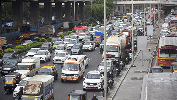 லிட்டர் ரூ120க்கு வித்தாலும் சரி இந்த ஊரு மக்கள் பெட்ரோல் காரை தான் விரும்பி வாங்குறாங்க . . . ஏன் தெரியுமா ? 