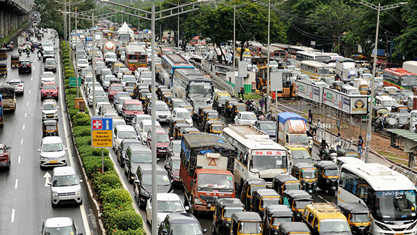 லிட்டர் ரூ120க்கு வித்தாலும் சரி இந்த ஊரு மக்கள் பெட்ரோல் காரை தான் விரும்பி வாங்குறாங்க . . . ஏன் தெரியுமா ? 