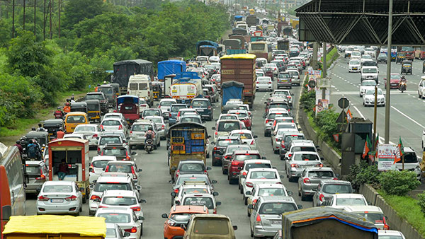 லிட்டர் ரூ120க்கு வித்தாலும் சரி இந்த ஊரு மக்கள் பெட்ரோல் காரை தான் விரும்பி வாங்குறாங்க . . . ஏன் தெரியுமா ? 