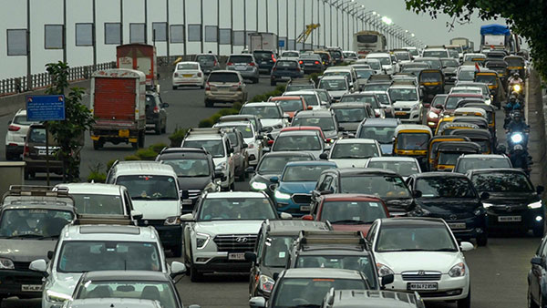 லிட்டர் ரூ120க்கு வித்தாலும் சரி இந்த ஊரு மக்கள் பெட்ரோல் காரை தான் விரும்பி வாங்குறாங்க . . . ஏன் தெரியுமா ? 