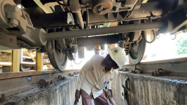 பதறாம இருங்க . . . ரயில்களில் பிரேக் ஃபெயிலியர் நடந்தால் இதான் நடக்கும் . . .