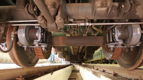 ஒரு இரயில் தடம் புரள்வதற்கு இத்தனை காரணங்கள் இருக்கு!! இதில் ஒன்று நடந்தாலும் காலி...