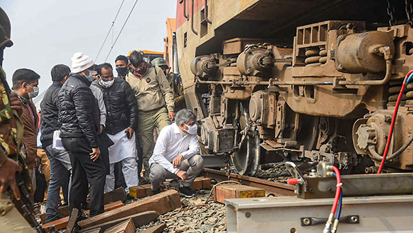 ஒரு இரயில் தடம் புரள்வதற்கு இத்தனை காரணங்கள் இருக்கு!! இதில் ஒன்று நடந்தாலும் காலி...