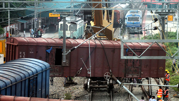 ஒரு இரயில் தடம் புரள்வதற்கு இத்தனை காரணங்கள் இருக்கு!! இதில் ஒன்று நடந்தாலும் காலி...