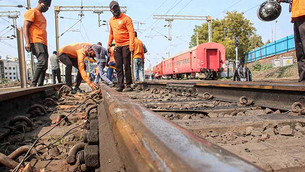 ஒரு இரயில் தடம் புரள்வதற்கு இத்தனை காரணங்கள் இருக்கு!! இதில் ஒன்று நடந்தாலும் காலி...