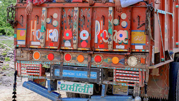 லாரிகளுக்கு பின்னால் Horn Ok Please என எழுதப்பட்டுள்ளதே அதற்கு என்ன அர்த்தம் தெரியுமா . . .