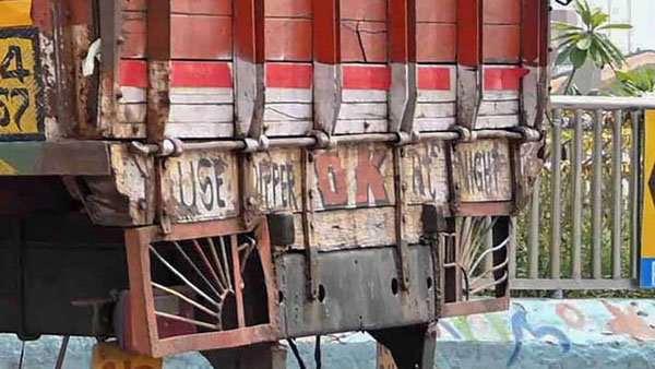 லாரிகளுக்கு பின்னால் Horn Ok Please என எழுதப்பட்டுள்ளதே அதற்கு என்ன அர்த்தம் தெரியுமா . . .