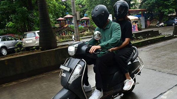 அத்தன சொகுசு கார்கள் வீட்டுல இருக்கு... எல்லாத்தையும் விட்டுட்டு ஸ்கூட்டர்ல சுற்றி திரிந்த கிரிக்கெட் வீரரும் அவரது மனைவியும்! யாரு கண்டுபிடிங்க பாக்கலாம்!