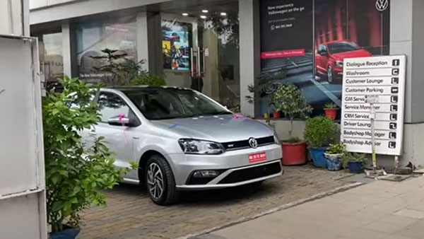 இந்தியாவின் கடைசி போலோ கார் டெலிவரி வழங்கப்பட்டது... சோகத்தில் மூழ்கிய ஃபோக்ஸ்வேகன் நிர்வாகம்!