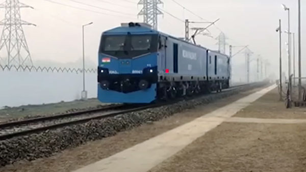 60 லட்சம் கிலோ எடையை இழுத்து கொ ண்டு 120 கி . மீ வேகத்தில் செல்லும் ரயிலை பற்றி கேள்வி பட்டு ள்ளீர்களா