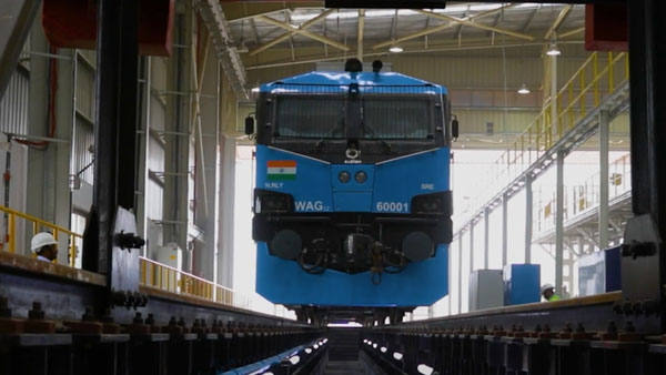 60 லட்சம் கிலோ எடையை இழுத்து கொ ண்டு 120 கி . மீ வேகத்தில் செல்லும் ரயிலை பற்றி கேள்வி பட்டு ள்ளீர்களா