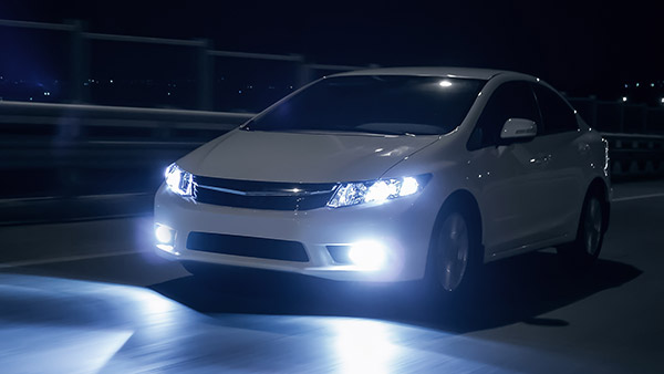 காரில் ஹெட்லைட்களுக்கு கீழிருக்கும் விளக்குகளை பார்த்து யூஸ் பண்ணுங்க!! ஆக்ஸிடெண்ட் நடக்கவும் வாய்ப்பிருக்காம்